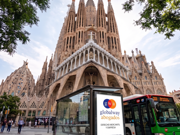 ¿Eres acreedor y la sociedad no puede pagar? Fachada de la Sagrada Familia con un autobús y un cartel publicitario en primer plano de Globalway Abogados Derecho Mercantil y empresa
