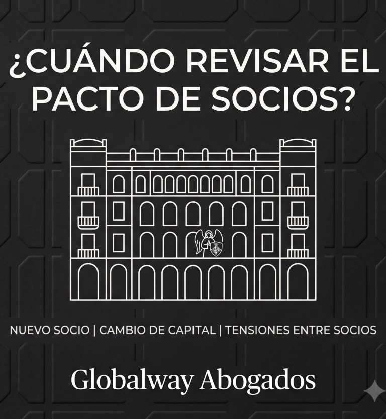 ¿Cuándo se debe modficar un pacto de socios? Joven detective con un abrigo verde y gorra, examina un pacto de socios con una lupa en despacho de abogados, Globalway Abogados Barcelona